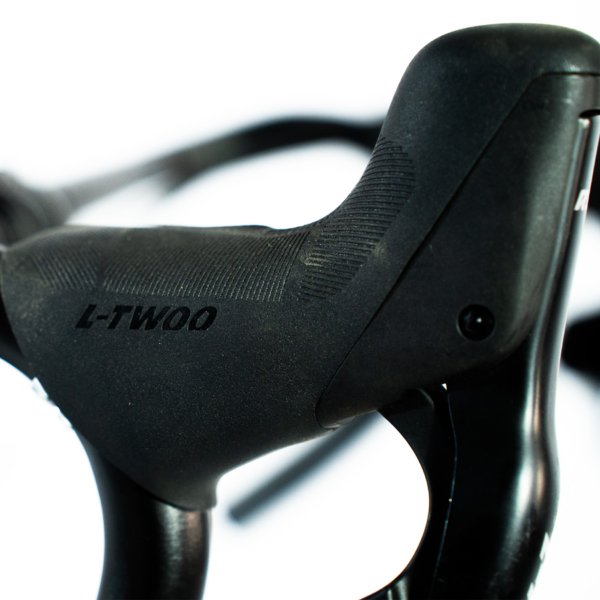 Bicicleta Speed Aro 700 Bike 16V AeroEdge Roda Liga de Alumínio Magnésio Freio a Disco Quadro Alumínio Resistente Leve Cor Preto - WCT FITNESS - Imagem 10