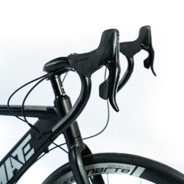 Bicicleta Speed Aro 700 Bike 16 Vel Marchas AeroEdge Freio a Disco Quadro Alumínio Resistente Leve Cor Cinza - WCT FITNESS - Imagem 7