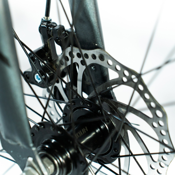 Bicicleta Speed Aro 700 Bike 30 Vel Marchas Phantom Freio a Disco Quadro Aço Carbono Leve Resistente Cor Cinza Cintilante - WCT FITNESS - Imagem 10